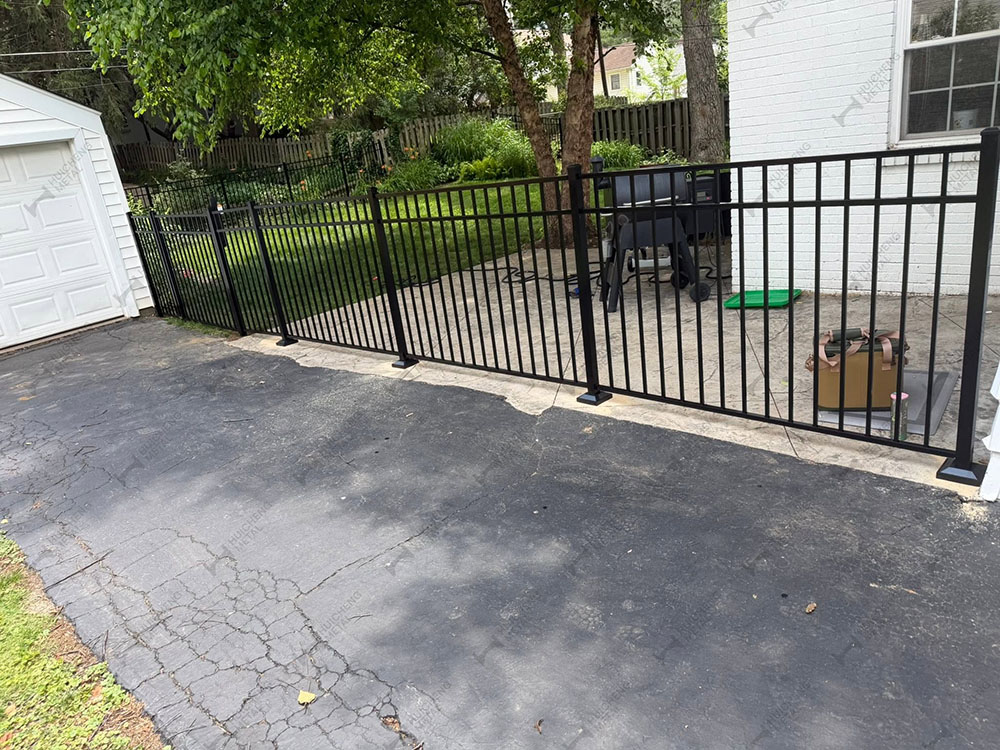 Tubular driveway fence